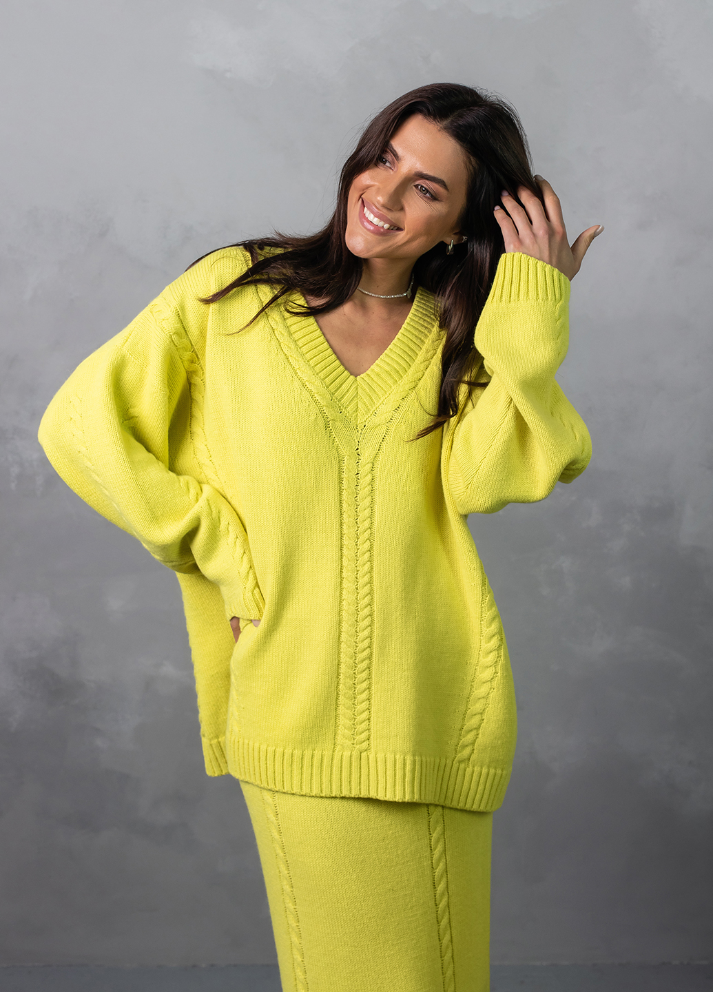 Светр з V-подібним вирізом 0146