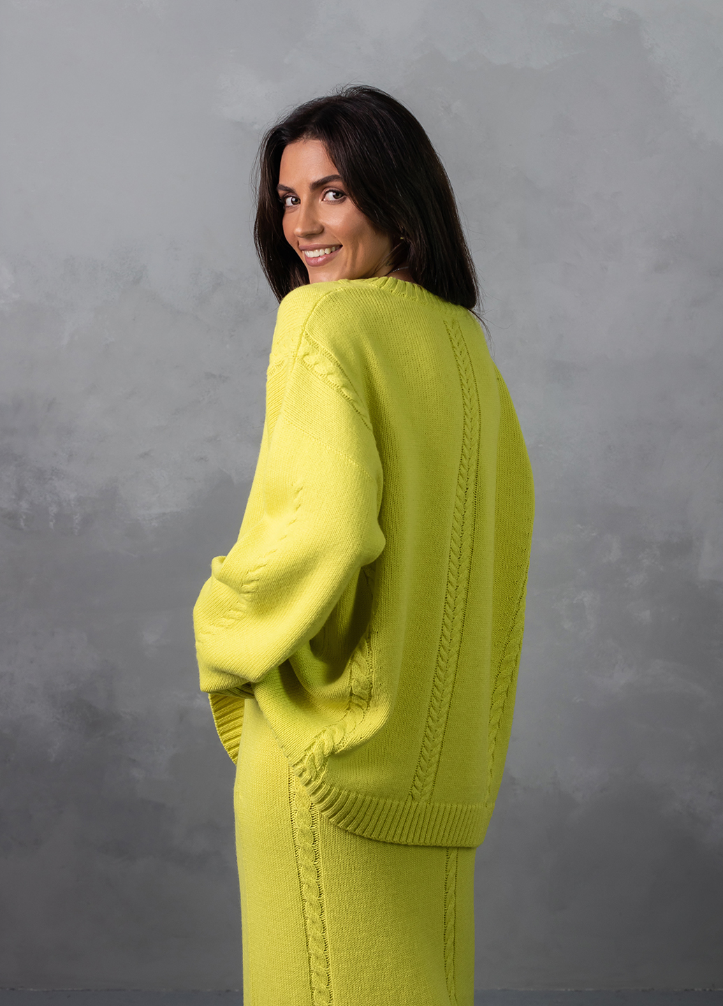 Светр з V-подібним вирізом 0146